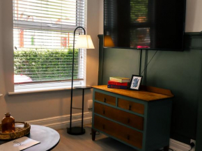 Beautiful LARGE House FREE PARKING 10 Mins to City Centre NEAR AO ARENA Ideal for Groups Long Stay RATES